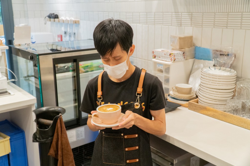 子朗冲好一杯Cafe Latte，并成功拉出心型图案拉花。