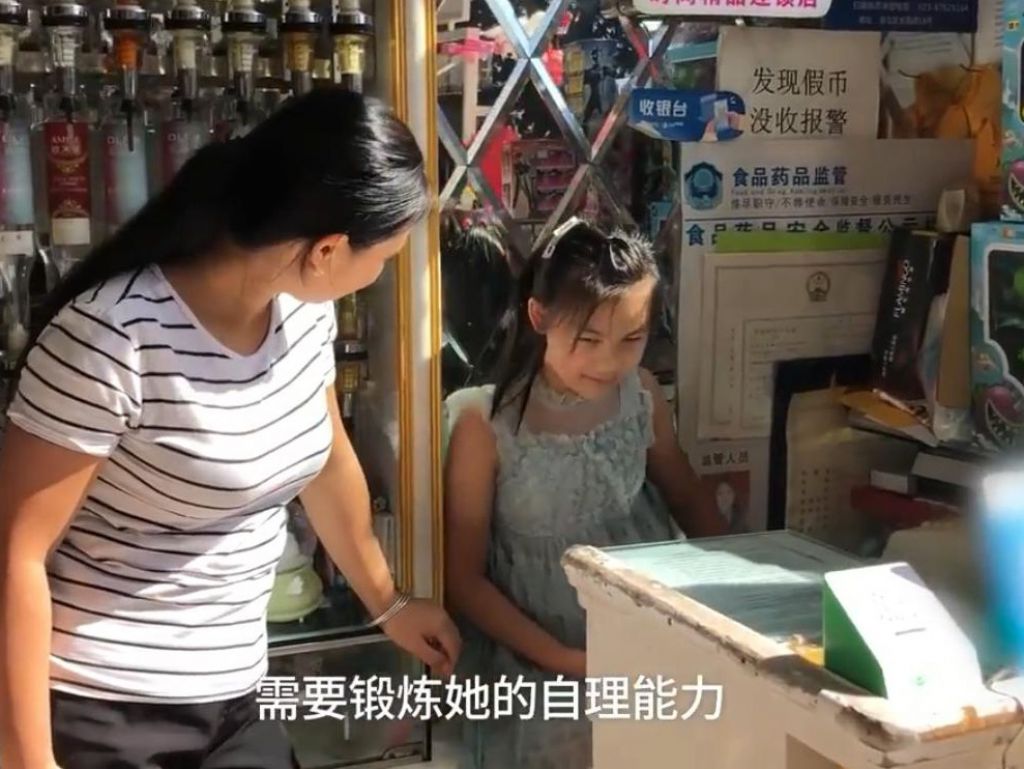 媽媽在親戚的雜貨店打工，有更多時間照顧女兒。

