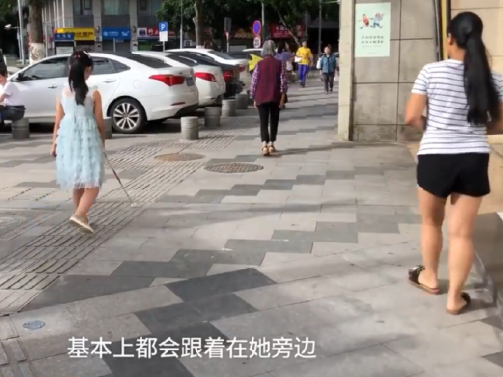 妈妈在远距离守护爱女。
