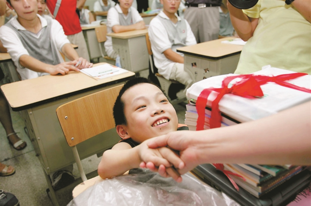 陈彬努力学习，坚持读完小学及初中的课程。（新华报业网）