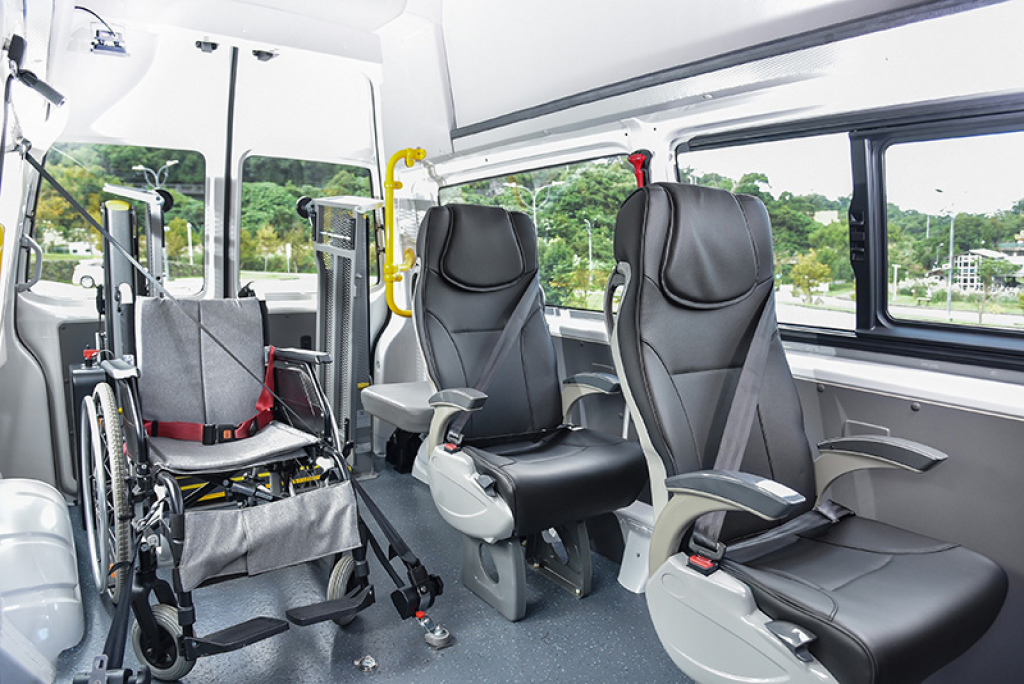 T6.1 Kombi IPC高顶长轴车型内部空间更宽敞也更高耸，照护人员无需弯腰即能推送轮椅入内并舒适执行照护工作。