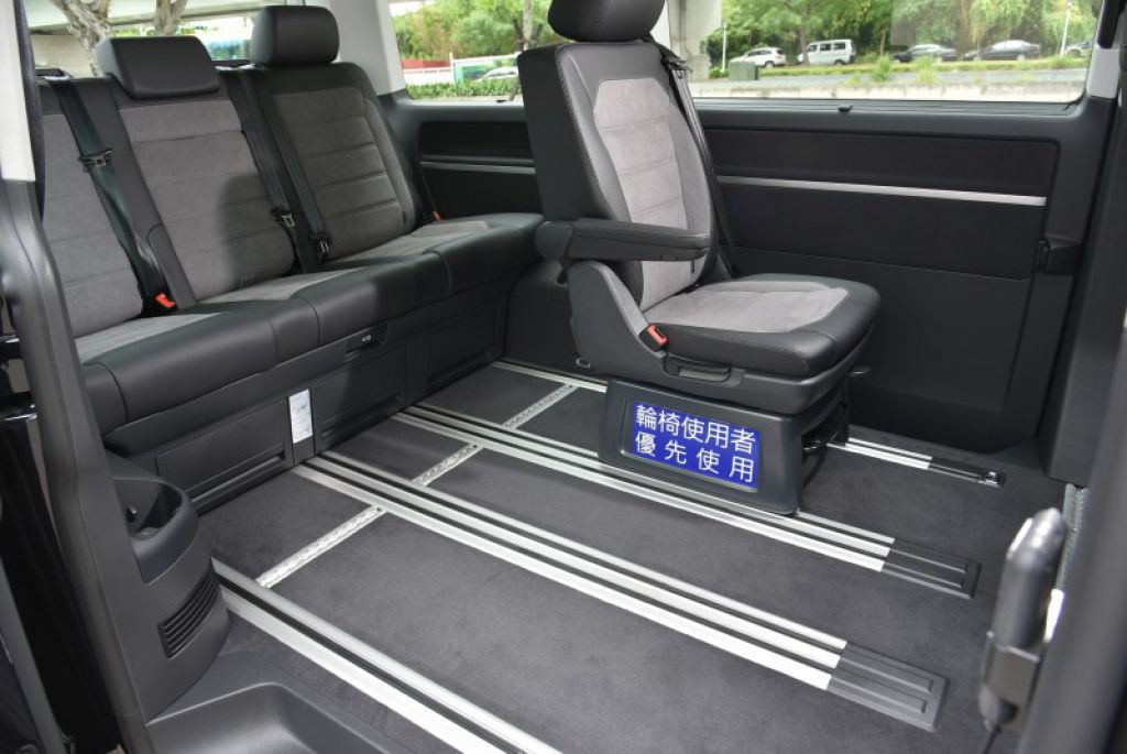 座艙內依舊保有T6.1 Multivan的細膩質感與豪華配置，對應層峰買家或企業客戶同時兼顧隱私、機能與大氣。
