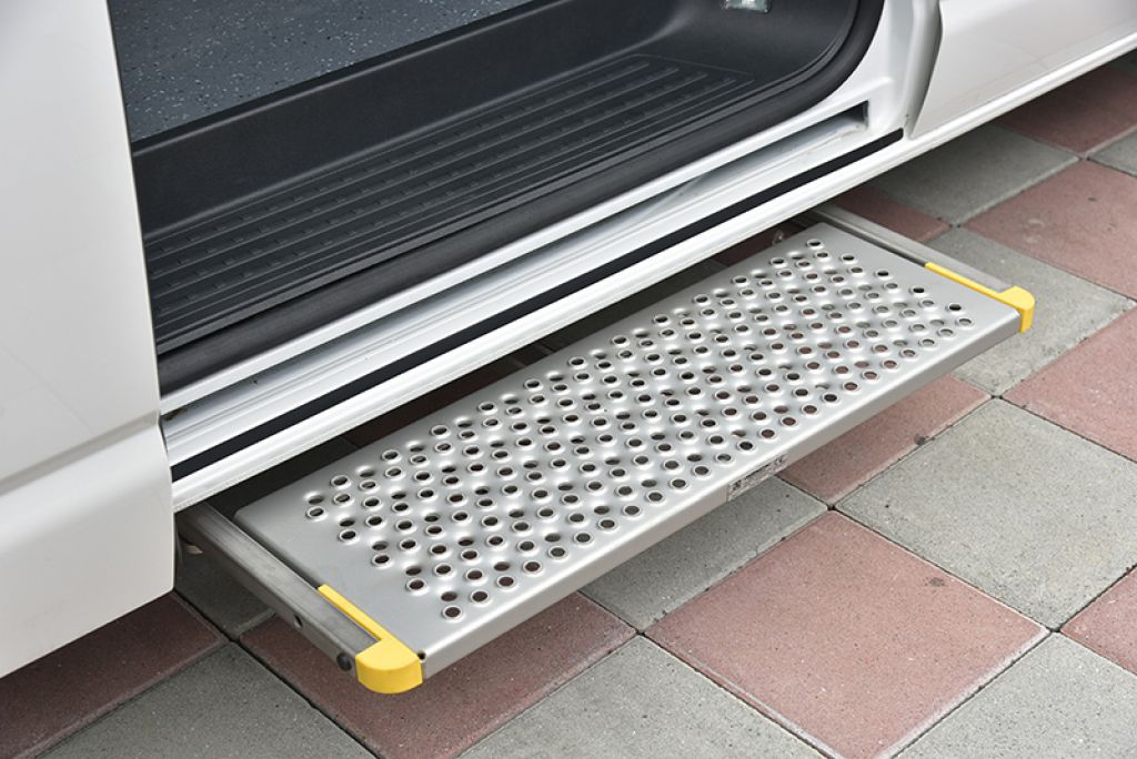 T6.1 Kombi IPC亦可配置車側電動收折腳踏板，便利長者或行動不便者得以更輕鬆進入車艙之中。
