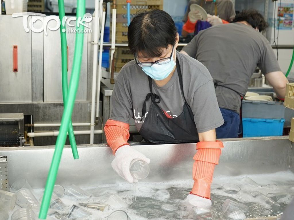 洗碗有五個工序：去除渣滓、在水池浸洗、在洗碗碟機清洗、分類檢查、包裝入貨。員工正在浸洗餐具。