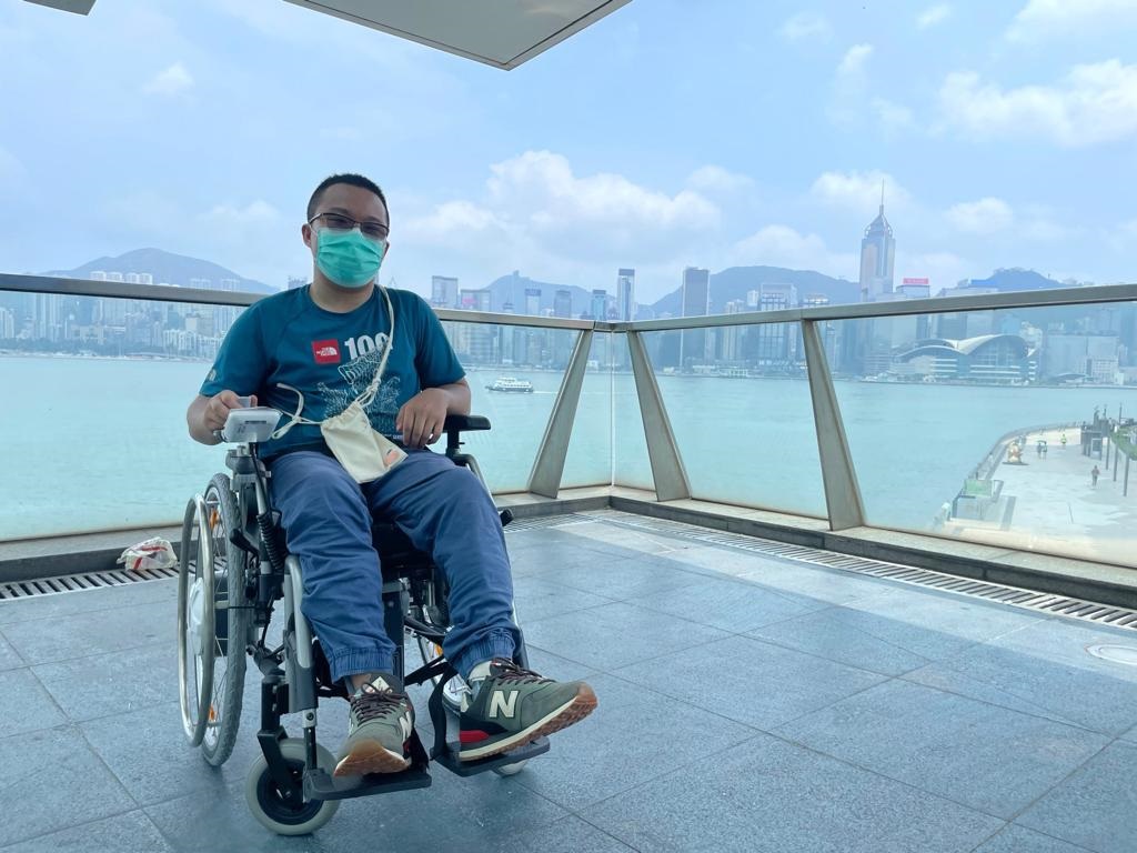 获愿望成真基金助添半自动轮椅，省却推轮椅的力气，他希望可藉此探索更多地方，增广见闻。