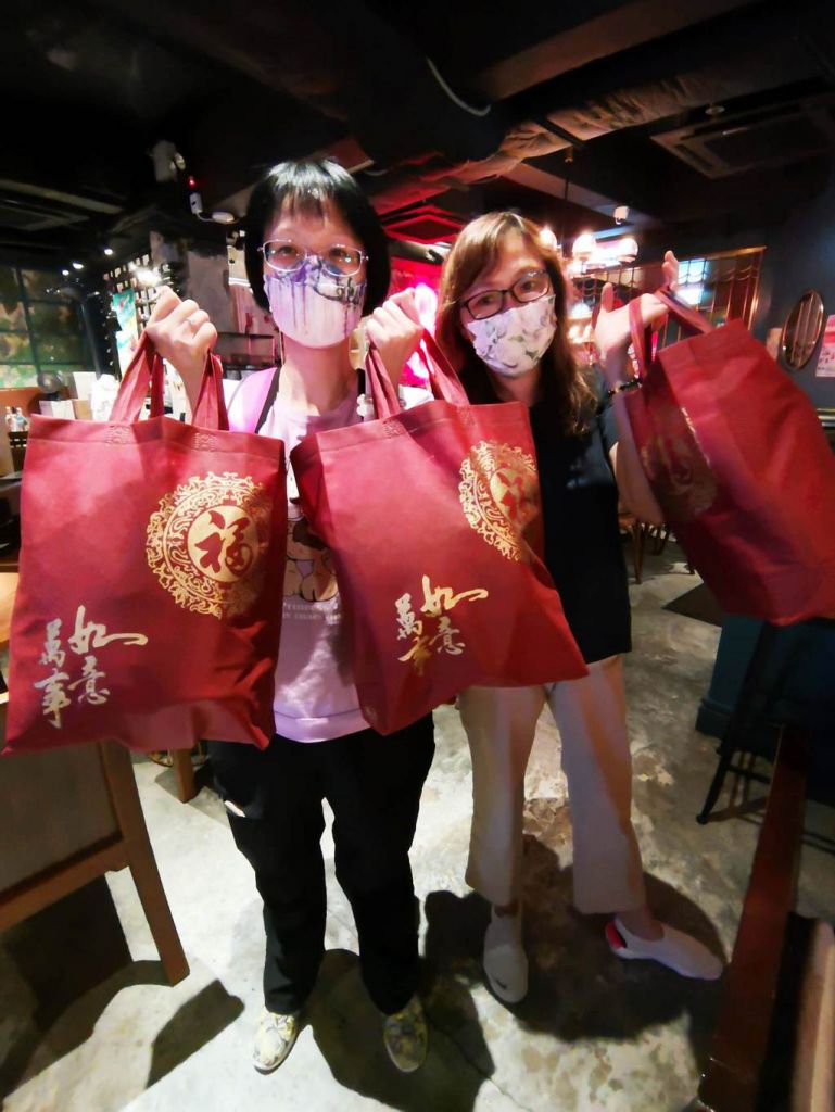 銀杏館義工為領取免費飯的飯友準備的月餅及福袋。（圖片：「銀杏館」facbook專頁）