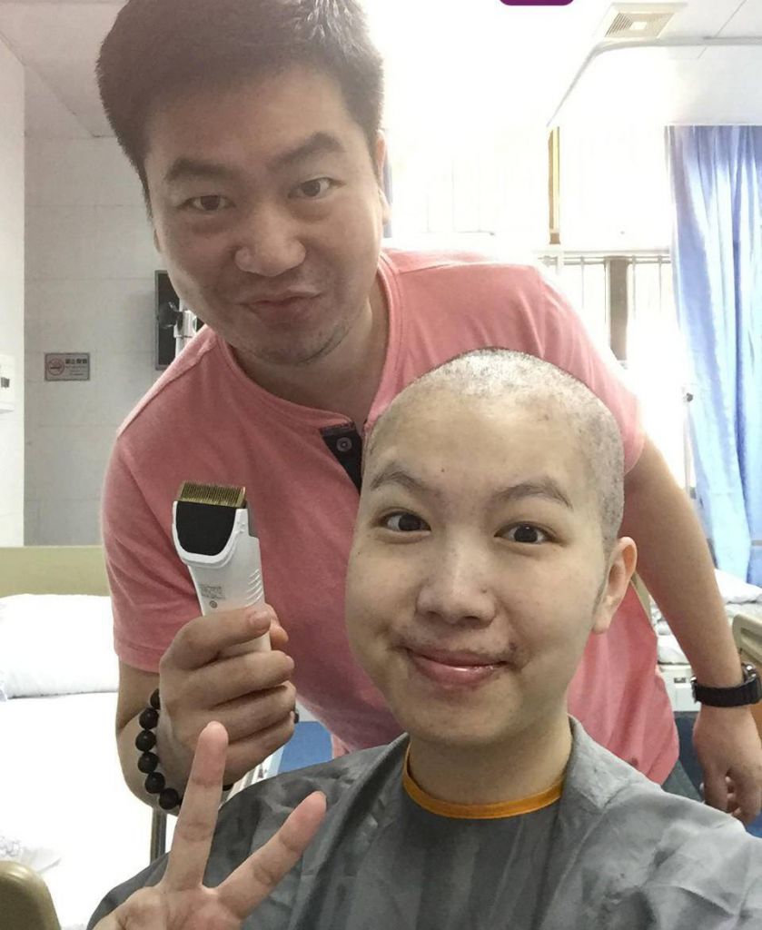 第3度病發，陳陳入院前由老公幫妹剃髮。（圖片來源：紫牛新聞）