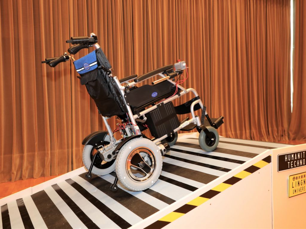 轮椅把手感应系统可装置于普通轮椅上，其压力感应控制系统能侦测到照顾者双手所推动的力度及方向。 