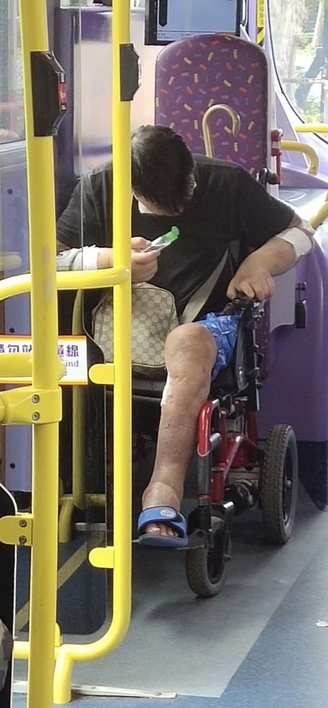 吴先生曾见到有轮椅人士在巴士上想自行清洁轮椅，惟碍于行动不便，他只能清洁到双手能触及到的局部地方。