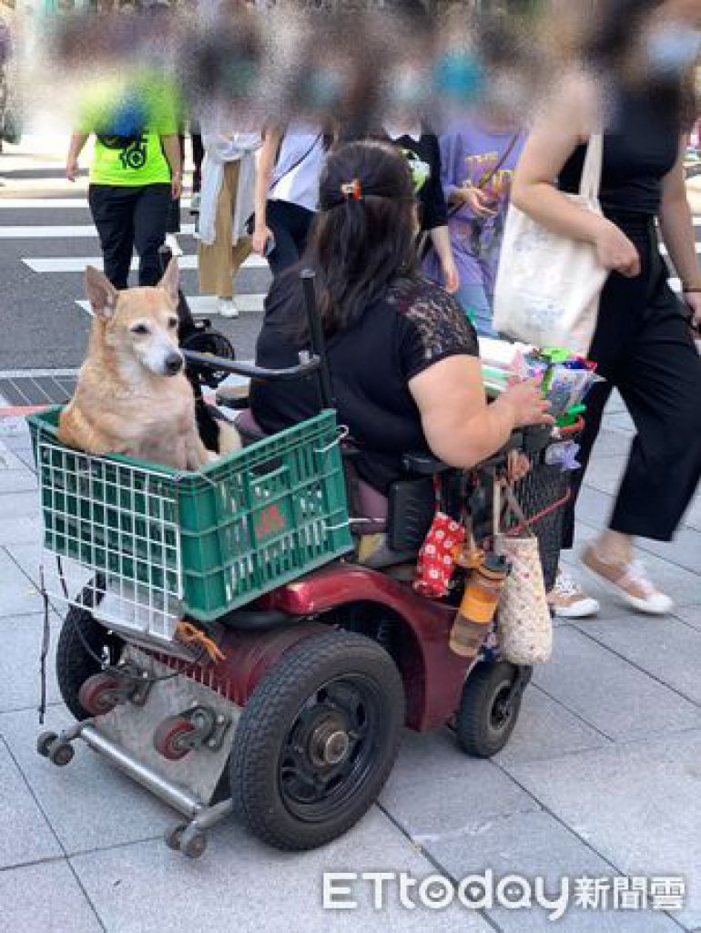 酷妹和媽媽的身影感動路人。