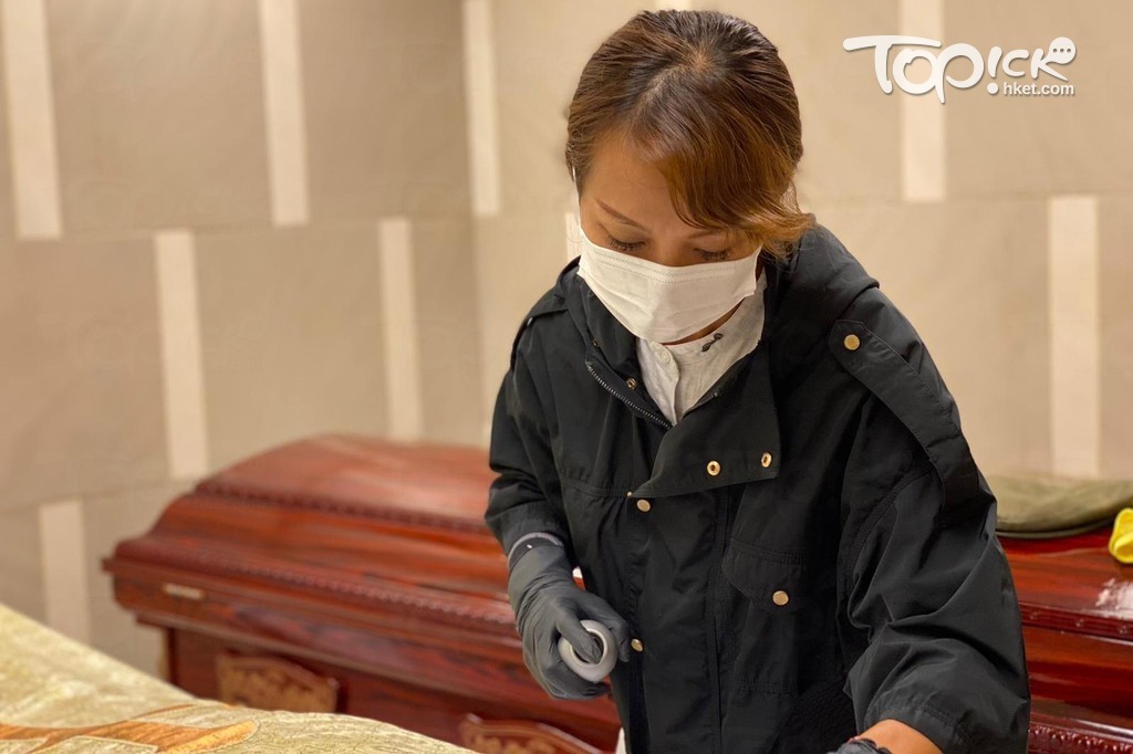 為遺體化妝，是做禮儀師的工作之一。