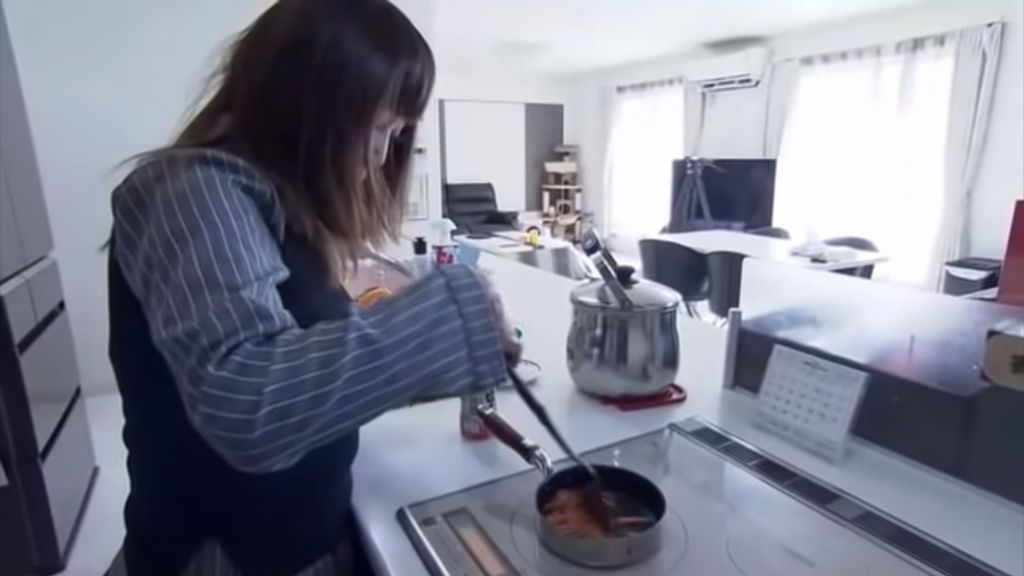 她向大家證明，就算沒有手指也可以做飯。
