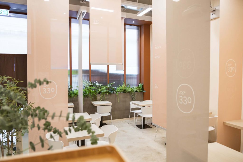 o330邀请了一口设计工作室及CoDesign的团队进行室内空间大改造及品牌设计，将so330打造成为繁忙闹市中一个给心灵休息的空间。