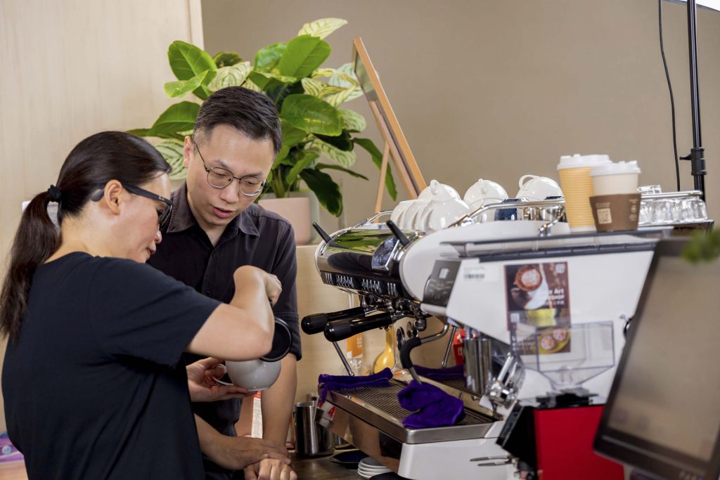 Maggie参加了so330为视障人士提供的24小时咖啡师培训课程，成为视障咖啡师，现在于香港失明人协进会开设的休CAFE实习。