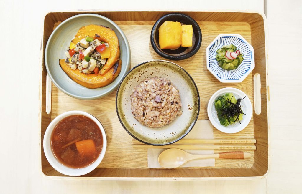 由食养导师岸本太太悉心设计的食养料理，以本地时令有机食材入馔，例如有机南瓜定食。