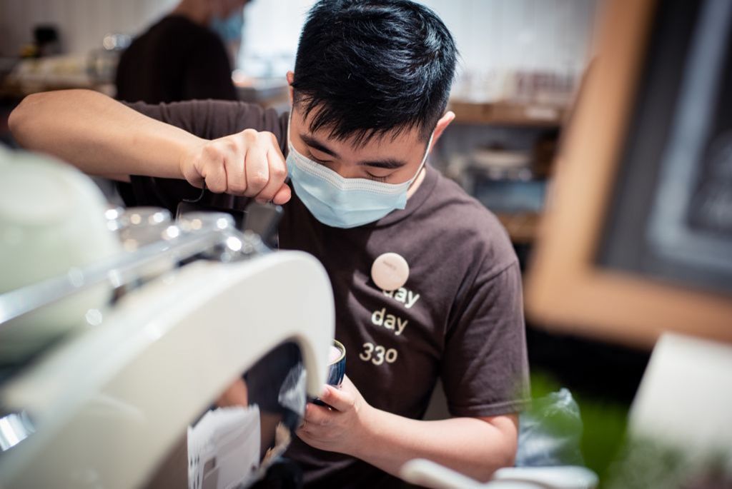 Marco是so330 的專業咖啡師, 喜歡與客人交流咖啡心得, 在so330亦有參與教導殘疾人士沖製咖啡。