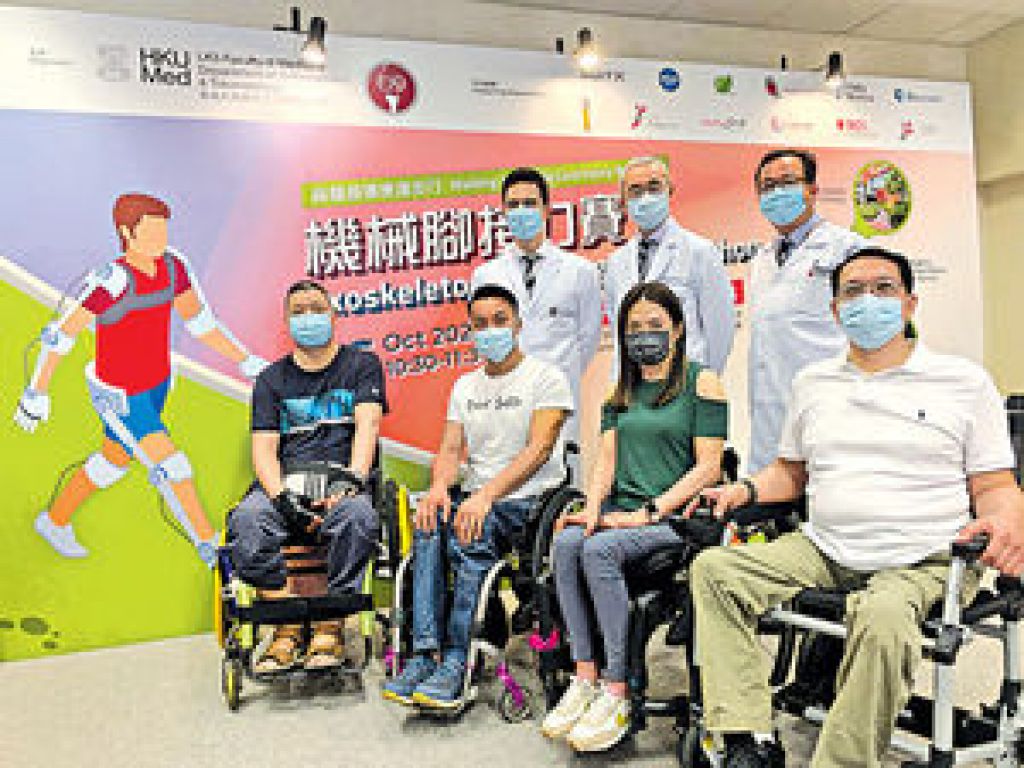 「亞洲攀石王」黎志偉（前左二）稱經訓練後，現可以機械腳行半小時。