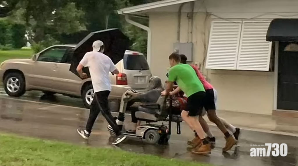 好人好事｜老婦電動輪椅大雨中「死火」 4名熱血年輕人合力推車