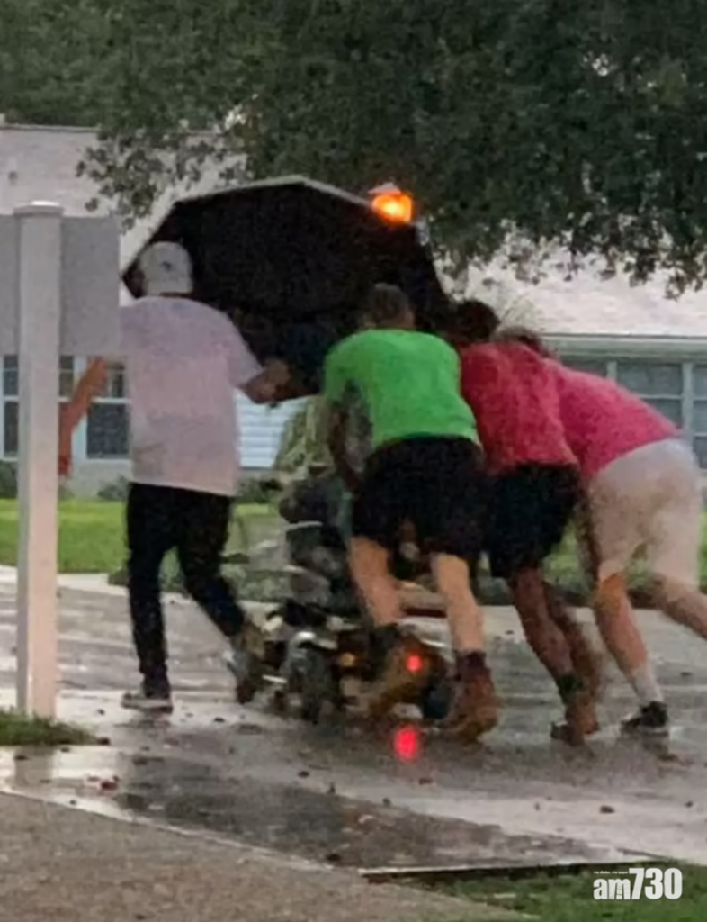 途中还要上斜路，众人也被雨水弄到全身湿，但不忘为老妇担遮挡雨。