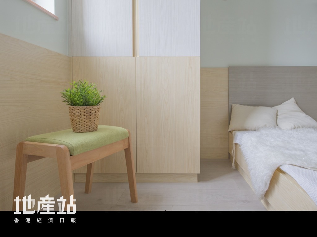 設計師透露，室內特別預留了空間擺放盆栽及凳仔，方便屋主隨時坐下來休息。