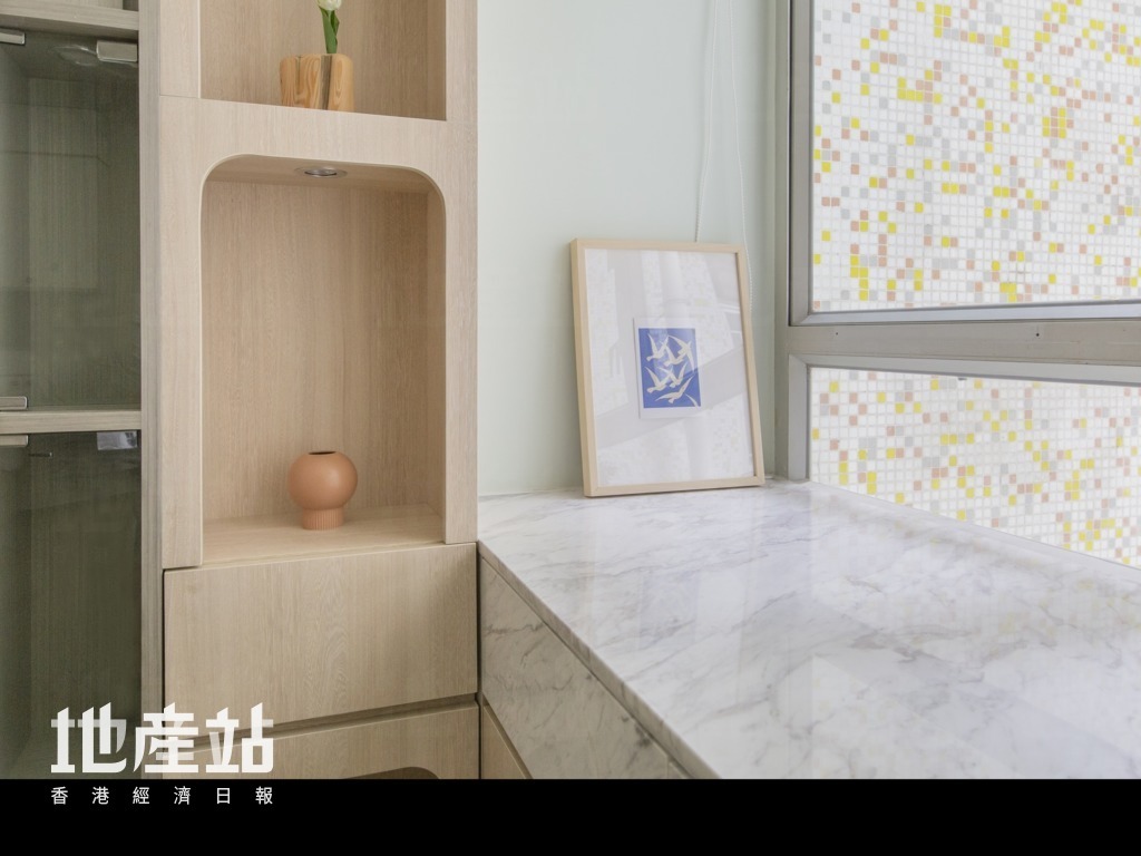 神櫃以木紋生態板訂造，與窗前的爵士白雲石枱面，形成了兩種物料的層次反差。