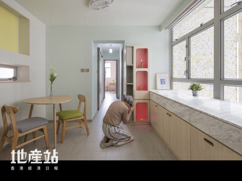 神櫃設上中下三格，分別安放天神、祖先及地主。設計師特別以紅色LED射燈取代傳統蠟燭燈，以免產生格格不入的觀感。