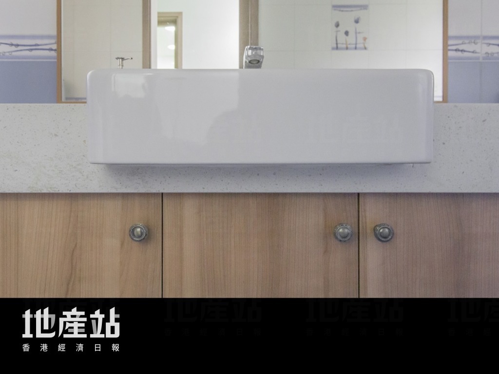 浴室臉盆由枱面盆改為掛盆後，令臉盆櫃的深度縮窄了半呎，有助擴闊出入通道，方便日後使用輪椅。