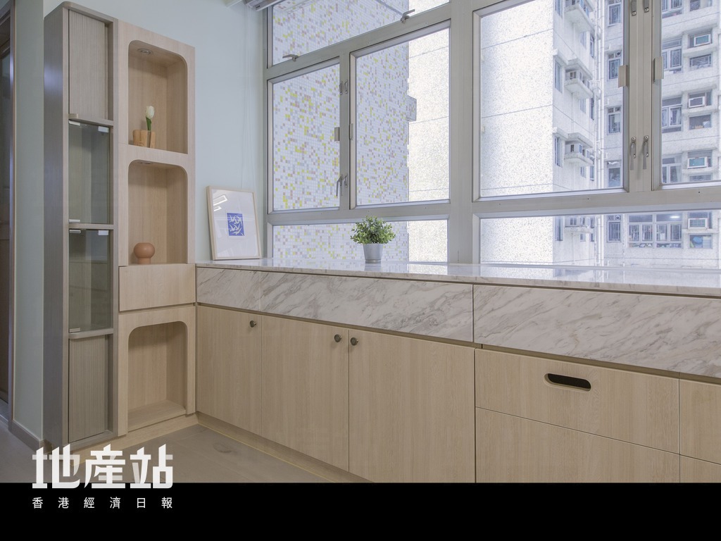 設計師不僅在窗前預留了雲石枱面，亦編排了神櫃與窄身高櫃，方便屋主進行祭祀。