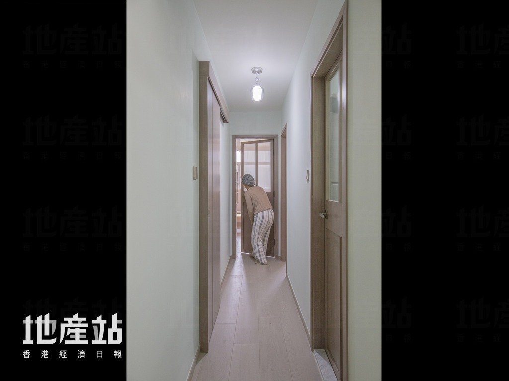 設於室內走廊的浴室門、廚房門、主人房門與書房門，也換上全新設計。