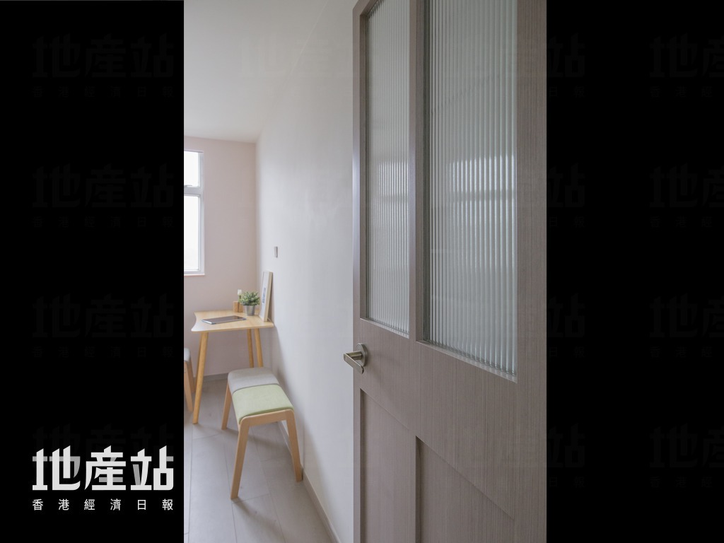 書房新造掩門，特別加入長虹玻璃增加透光度。