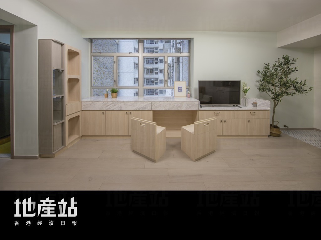 連體式矮櫃中，特別加設兩張嵌入式儲物凳，闊度及深度均為1呎半，即使沒有車轆也易於拉出及收回原位。