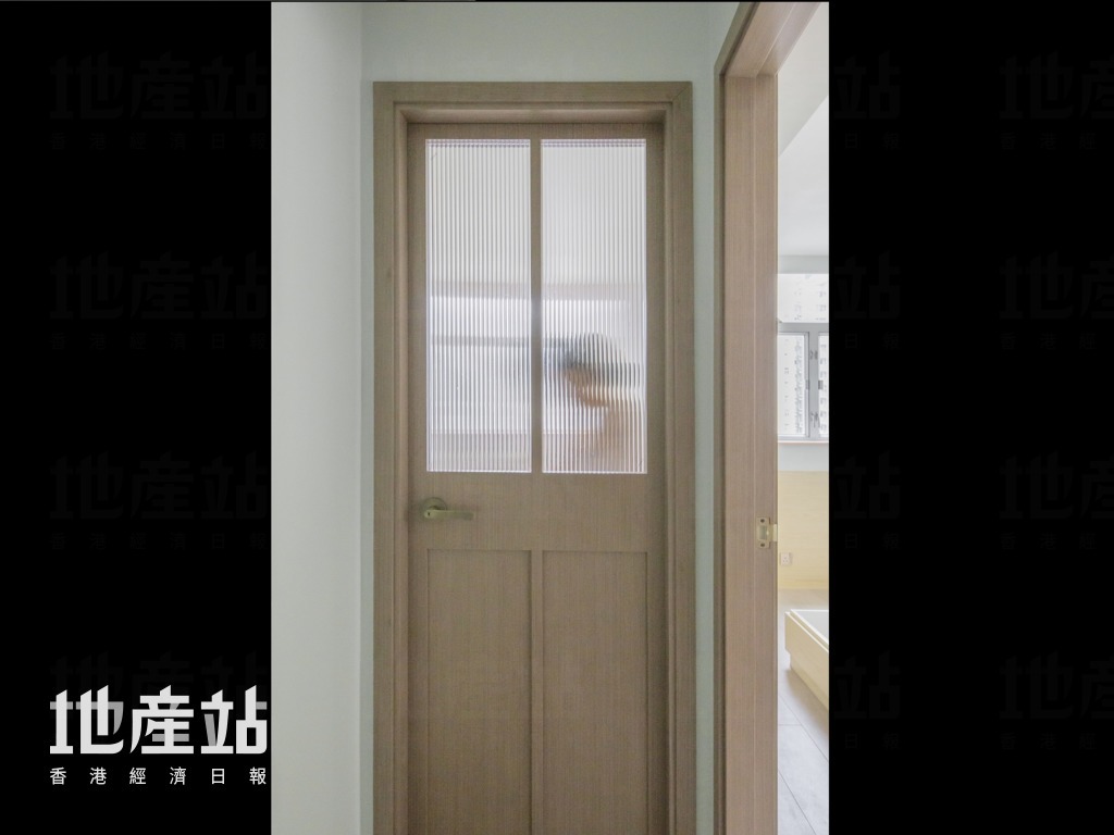 透光而不透明的長虹玻璃，令走廊盡頭的書房掩門更添人情味，毫不冰冷。