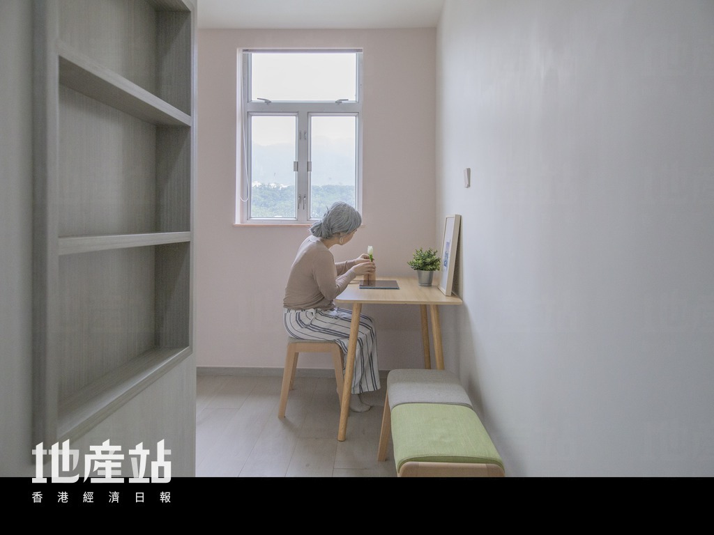 走入書房，設計師特別預留了櫃側飾架及窗前位置，方便屋主擺放飾物及打理盆栽。