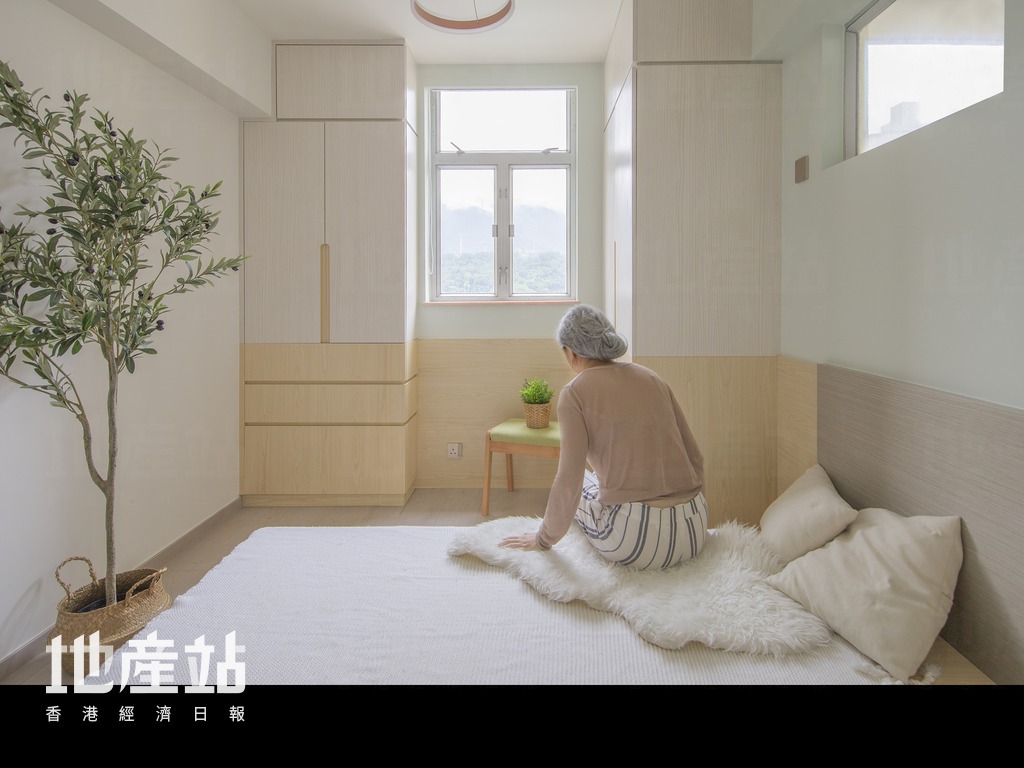 設計師特別訂造的5呎油壓櫃桶床，高度更貼近地面（僅1呎），主要方便屋主夫婦上落床。