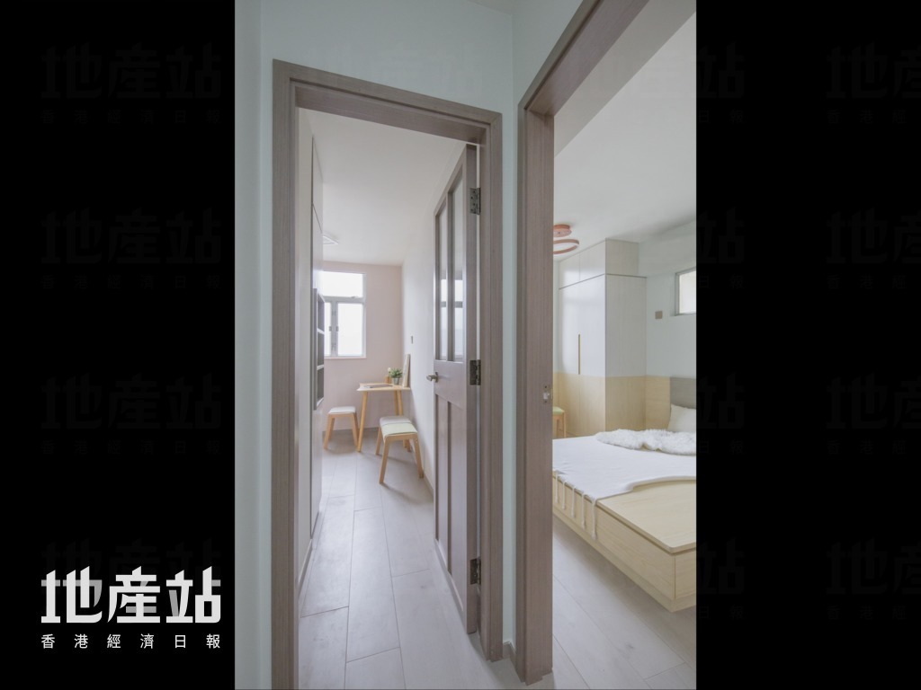 單位保留兩房間隔，書房及主人房均設於室內走廊盡頭。