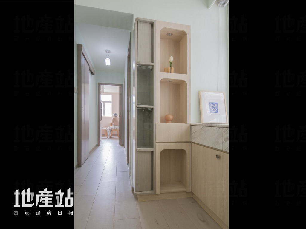 左邊高櫃（灰色木皮）闊6吋x深8吋、右邊神櫃（木紋生態板）闊1呎半x深8吋。