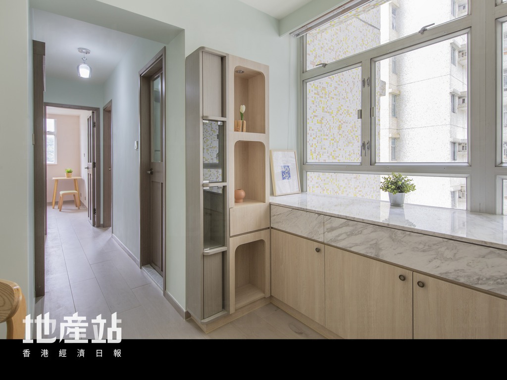 單位保留原裝間隔，包括室內長達11呎半的走廊，牆身劃一髹上灰綠色乳膠漆。