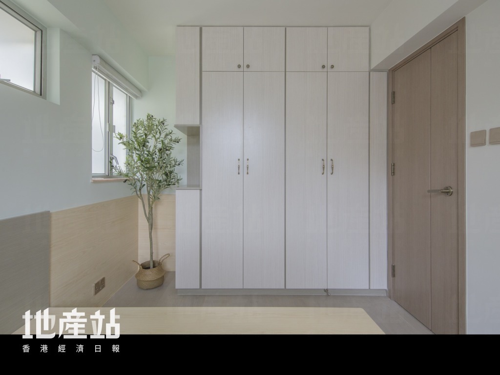 設有對流窗的主人房，門背另設6呎半掩門衣櫃。設計師特別預留窗前位置，方便屋主擺放高身植物及盆栽。