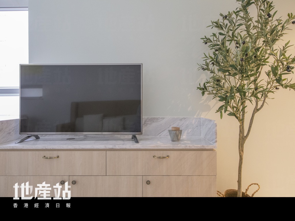 不論電視櫃還是高櫃，也預留了位置擺放高身植物或盆栽。