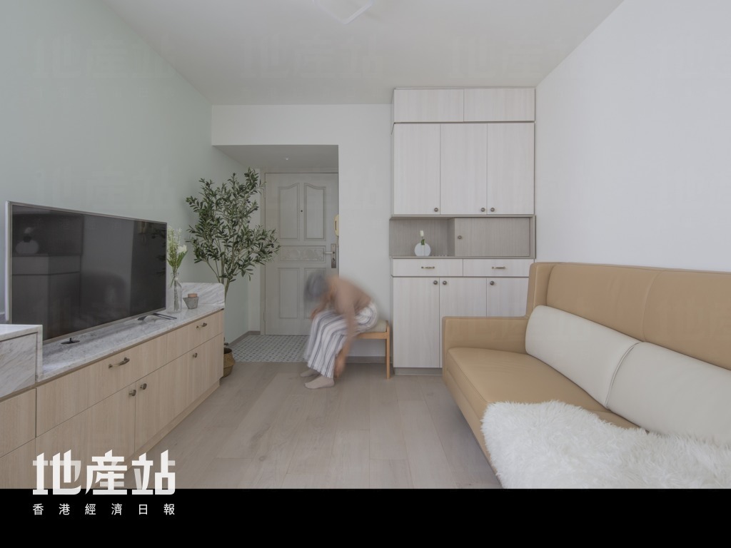 從玄關進入客廳，梳化側新造4呎全高櫃，旁邊矮凳主要方便屋主換鞋或作踏高使用。