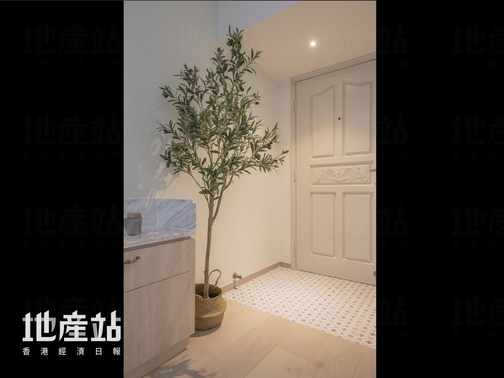 大門前的玄關地台，新鋪西班牙懷舊花磚，加強分區效果之餘，亦平添了復古味道。