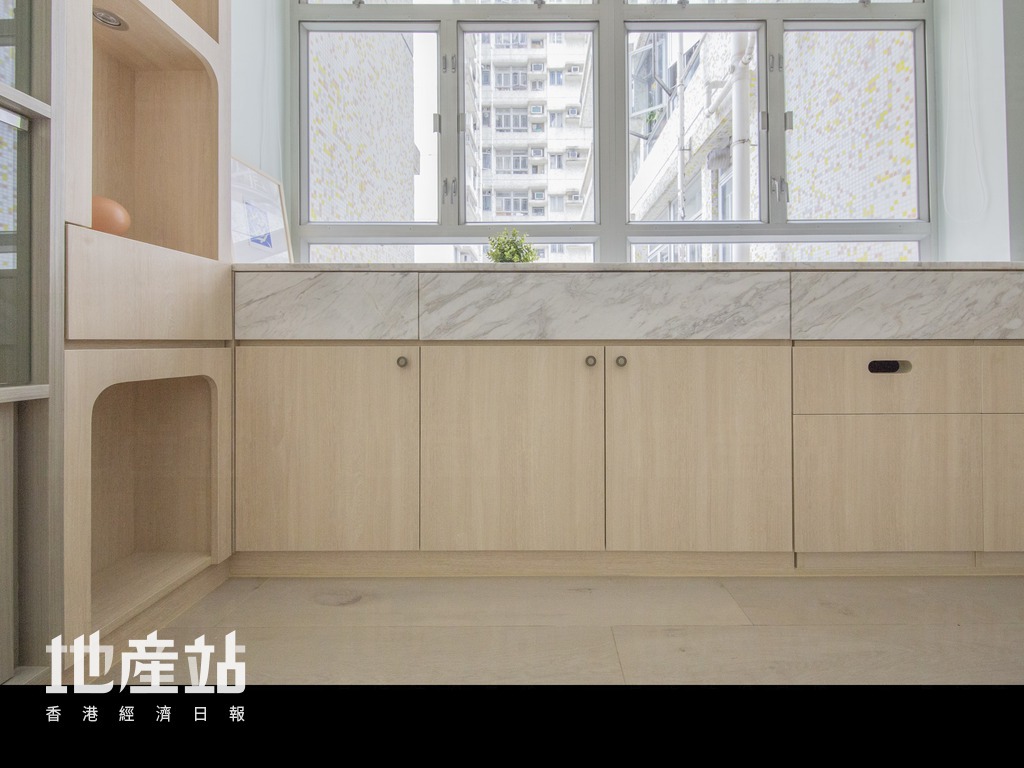 從這個角度看，高度僅2呎半的連體式矮櫃，頂層櫃桶與神櫃的香燭櫃桶互相平衡。