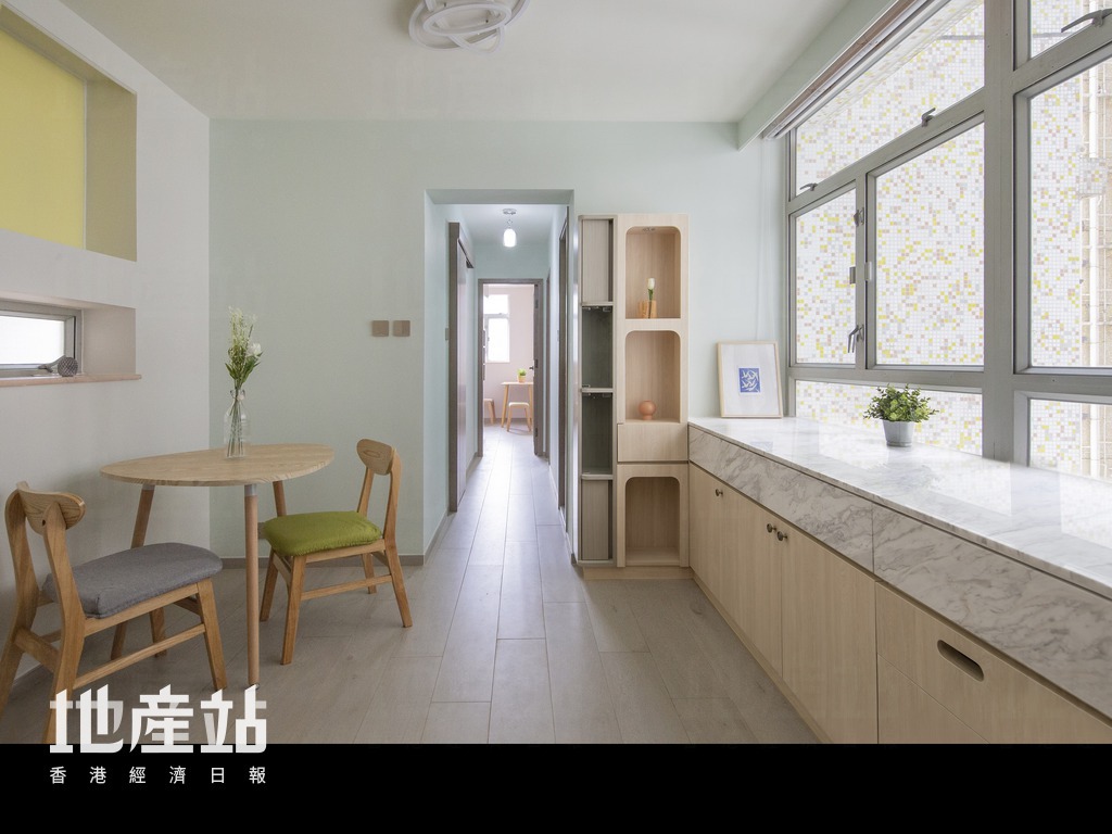 單位新鋪木紋地磚，同時以低甲醛生態板及灰色木皮訂造各式傢俬，務求為屋主打造貼心的樂齡家居。