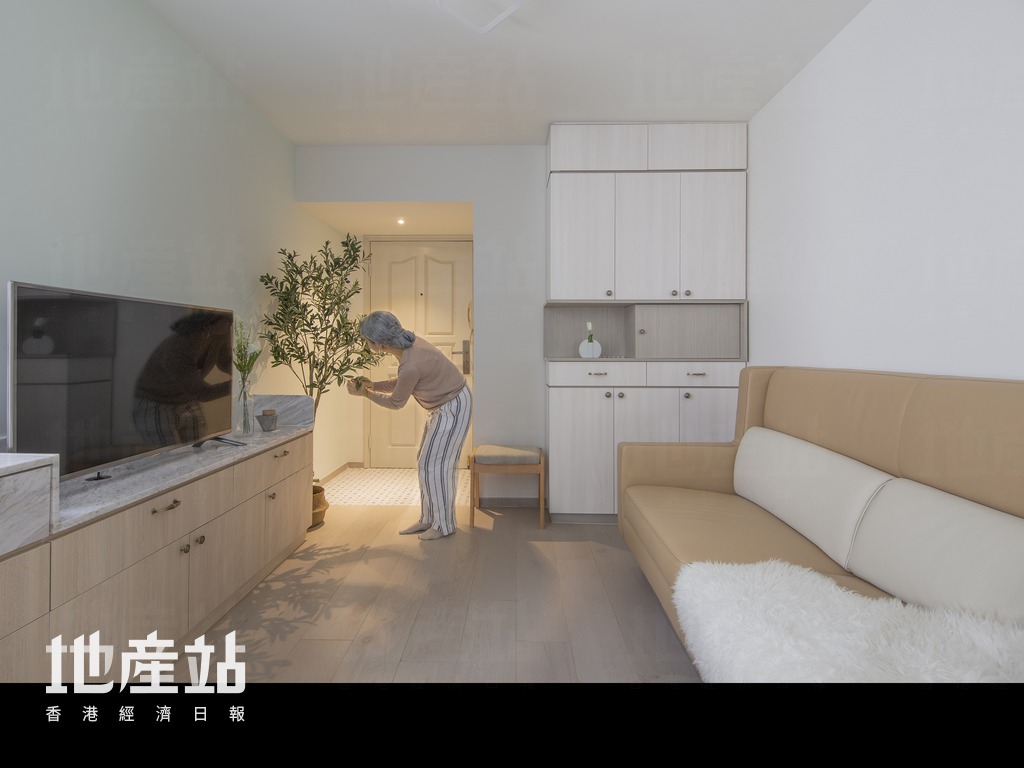 客廳就在玄關前，設計師以連體式傢俬規劃電視櫃之餘，亦預留了空位方便屋主打理植物。