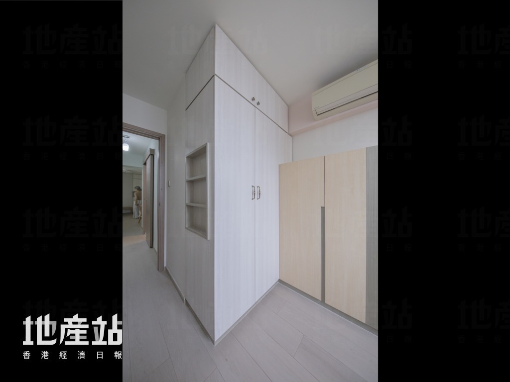 書房新造兩組高度及深度不同的儲物櫃，劃一以灰色木皮及生態板處理，方便屋主分門別類儲物。