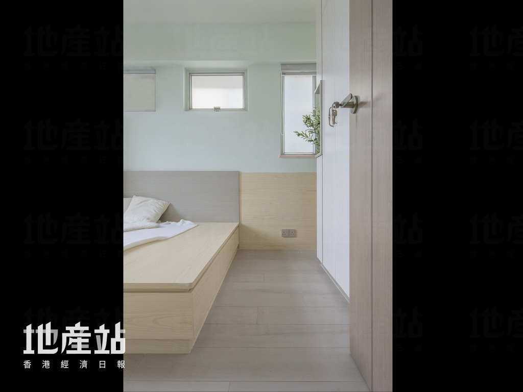 主人房新造掩門，同時以木紋生態板裝飾半截牆身，襯托灰綠色乳膠漆。