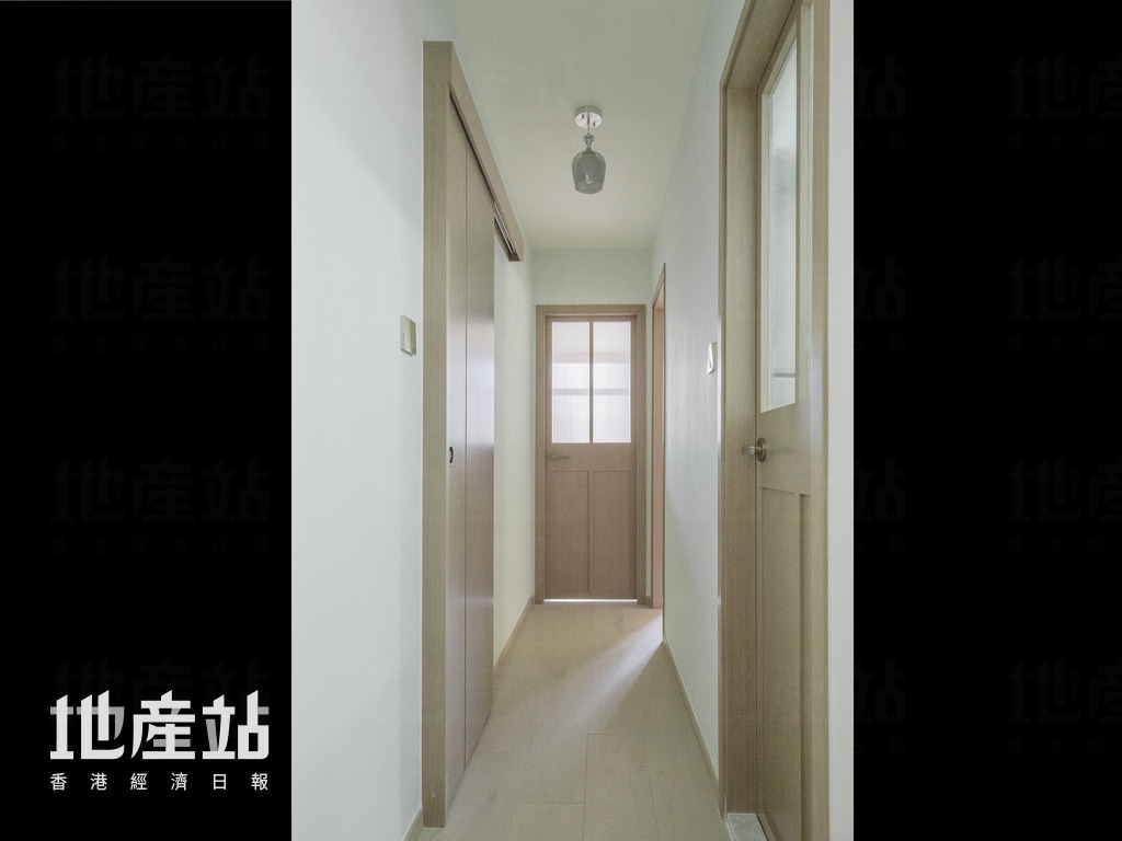 設計師改裝浴室趟門外，同時為廚房門及書房門加入透光的長虹玻璃。