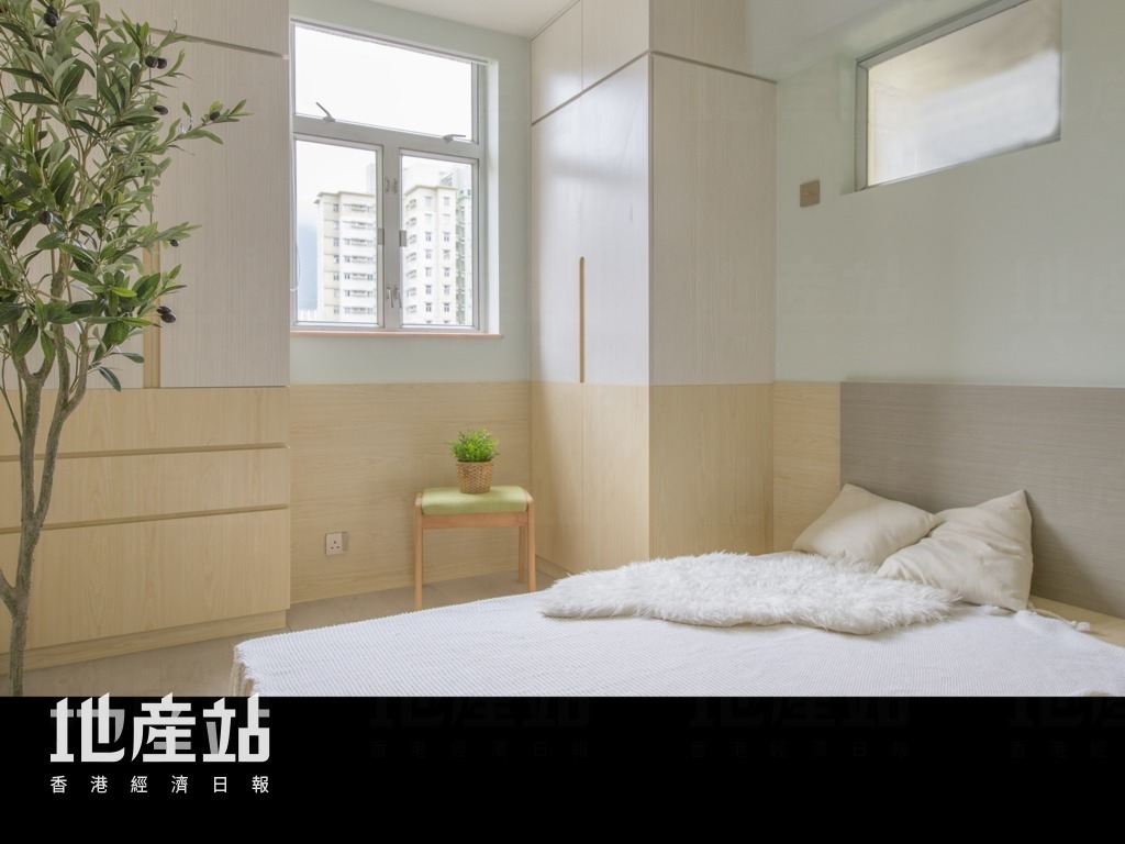 主人房也有植物點綴空間，設計師特別以兩截顏色處理牆身及儲物櫃，增加層次上的變化。