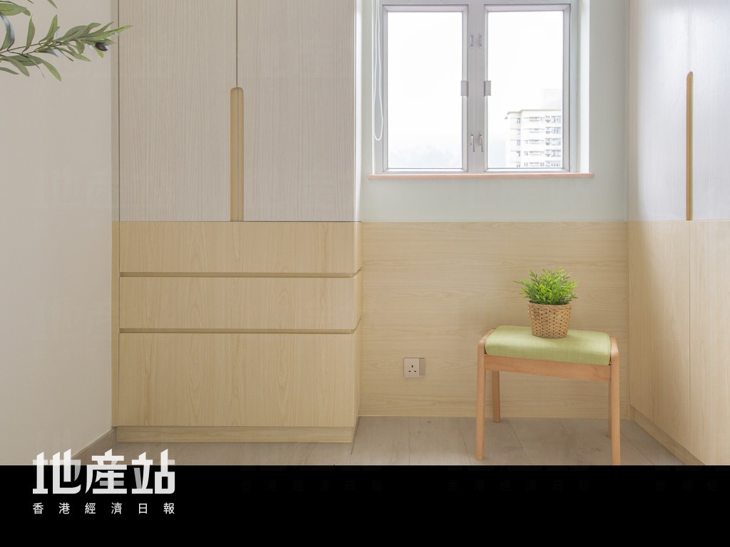 採光度十足的主人房，窗前設有兩組儲物櫃（闊3呎及2呎）。細心看，半截櫃門及半截牆身也揀選了原色木紋生態板，對比白色木紋生態板效果。
