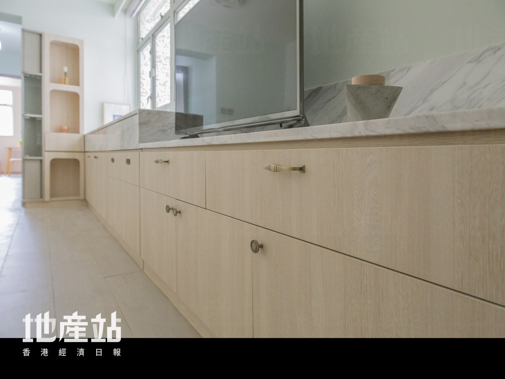 屋內大部分訂造傢俬與房門，也換上青銅門抽，感覺復古之餘，亦方便長者握在手中。